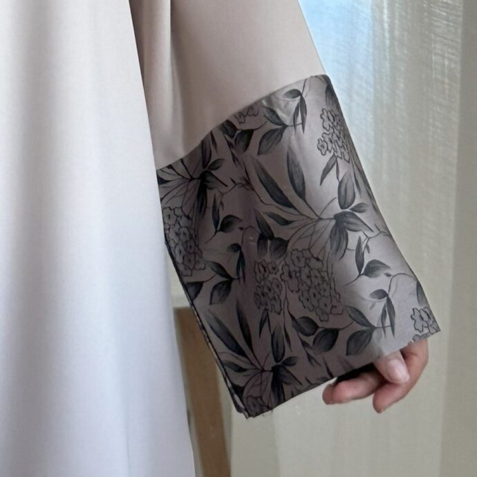 Abaya Perle Taupe – Manche Fleurie – Image 3