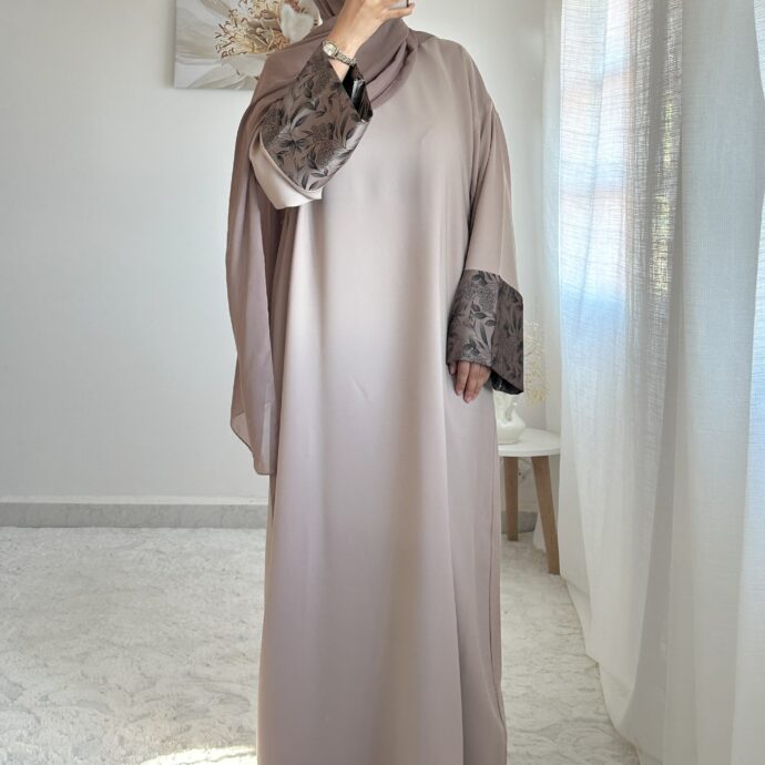 Abaya Perle Taupe – Manche Fleurie – Image 4